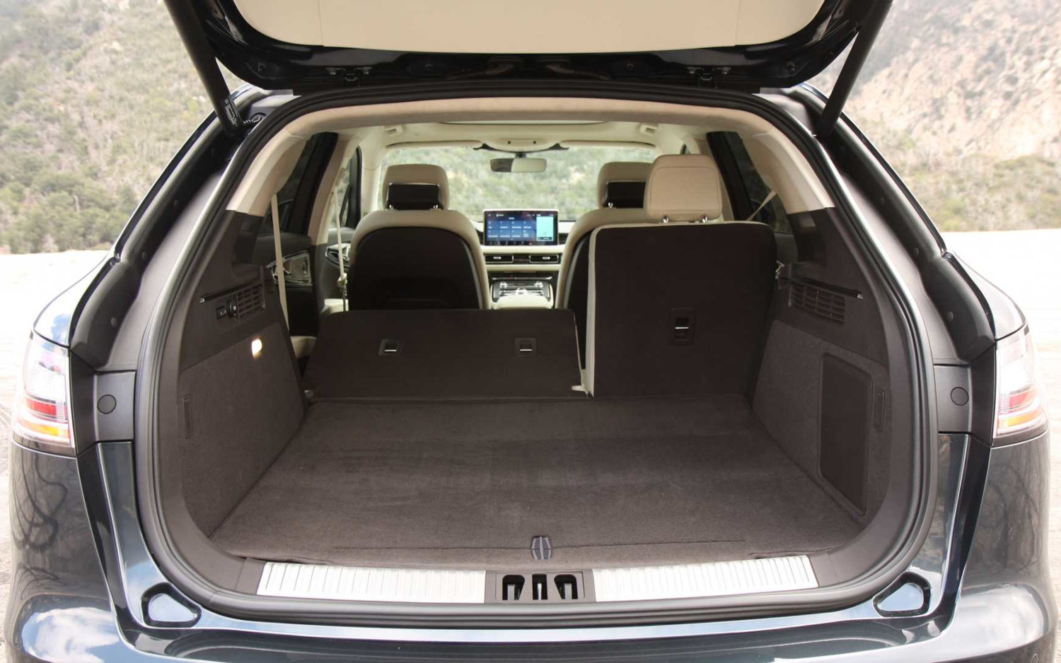Comparison - Genesis GV70 2022 - vs - Lincoln Nautilus Black Label 2021 ...
